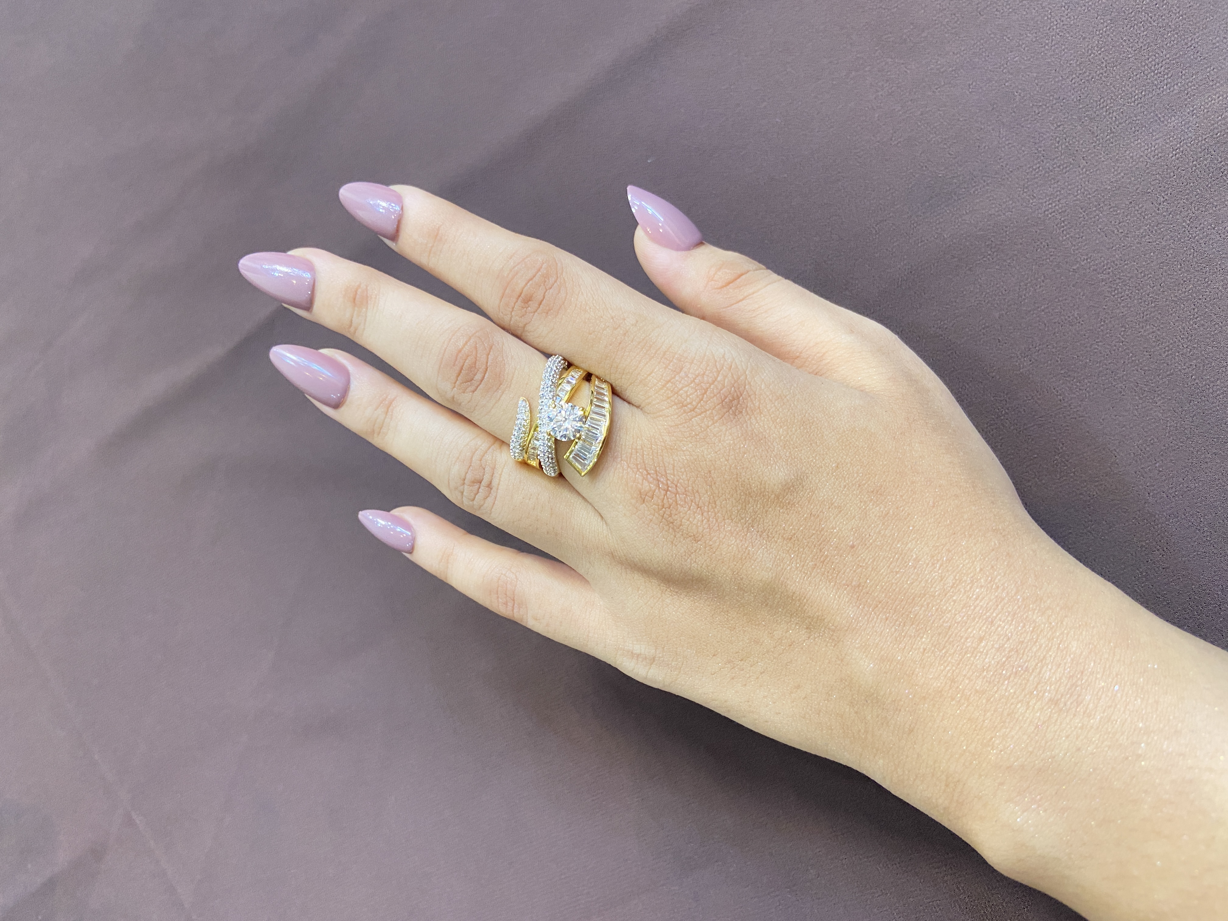 CROSS BAND RING WITH CENTRE BUGGET DIAMOND RING