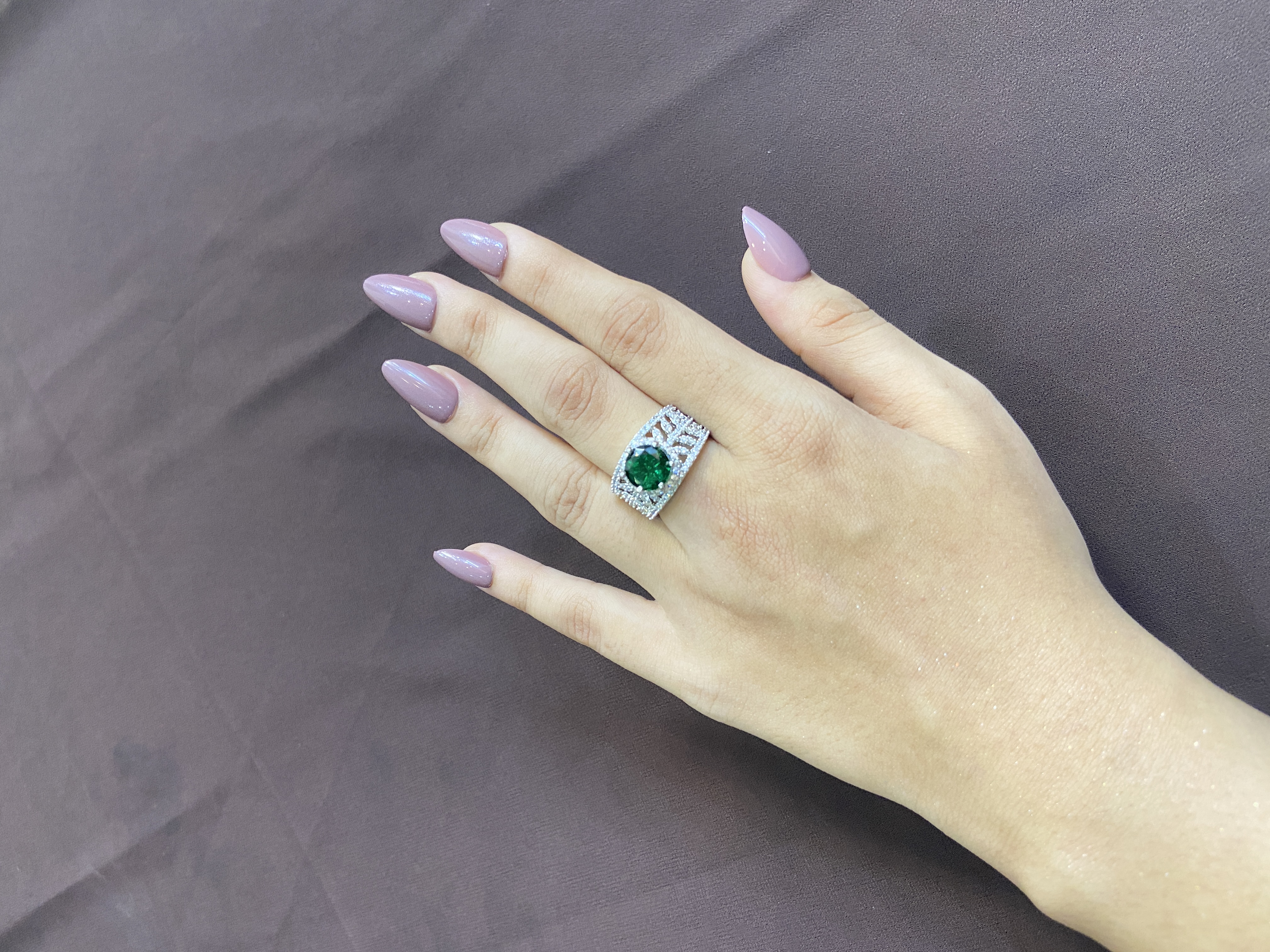 EMERALD SOLITAIRE STONE WITH SIDE LINE DIAMONDS RING