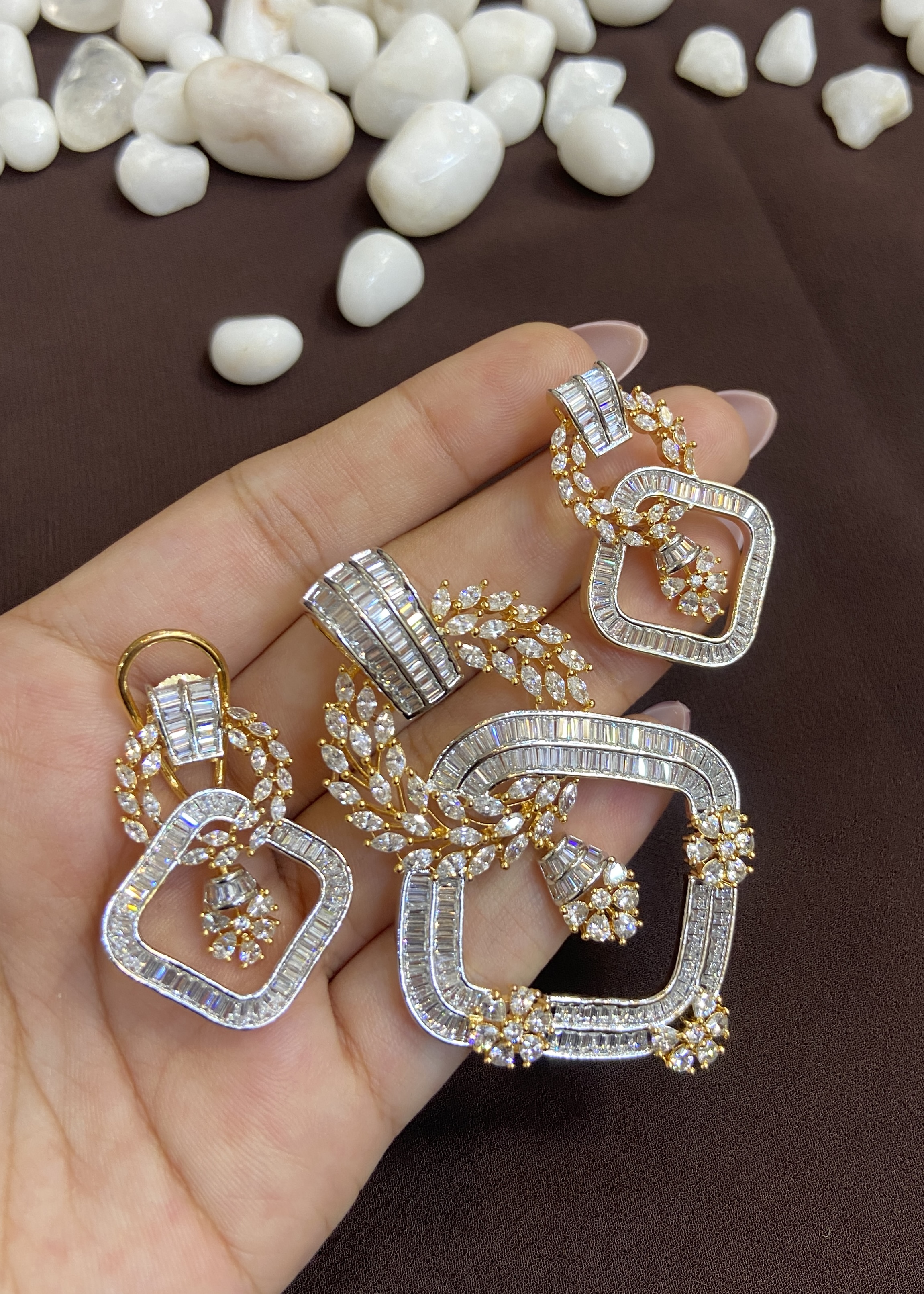ROYAL BUGGET STONES PENDANT SET WITH WHITE AND GOLD DIAMONDS