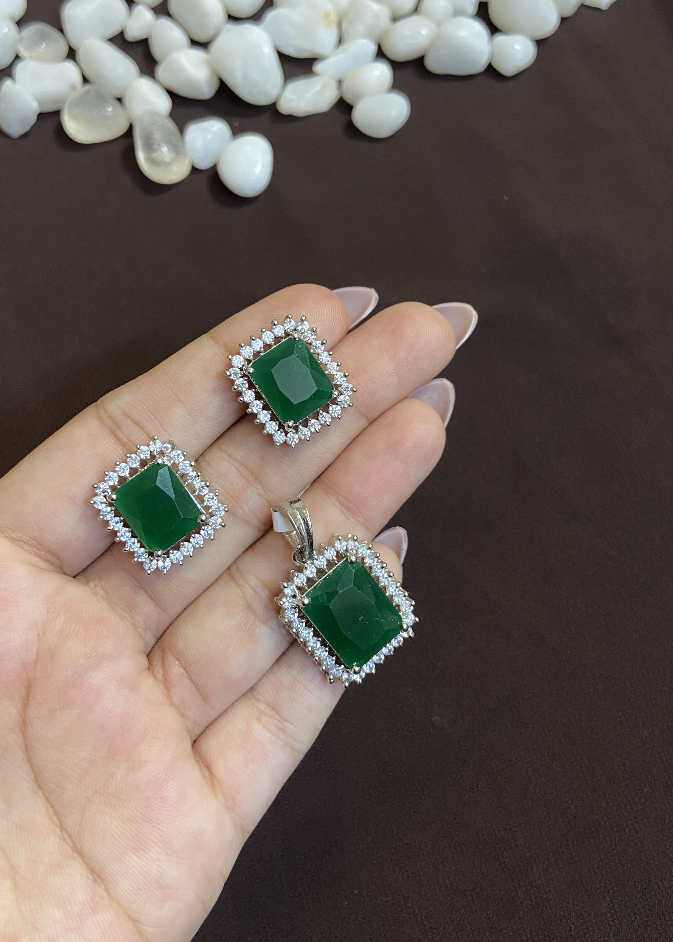 EMERALD STONE SIMPLE & ELEGANT PENDANT SET