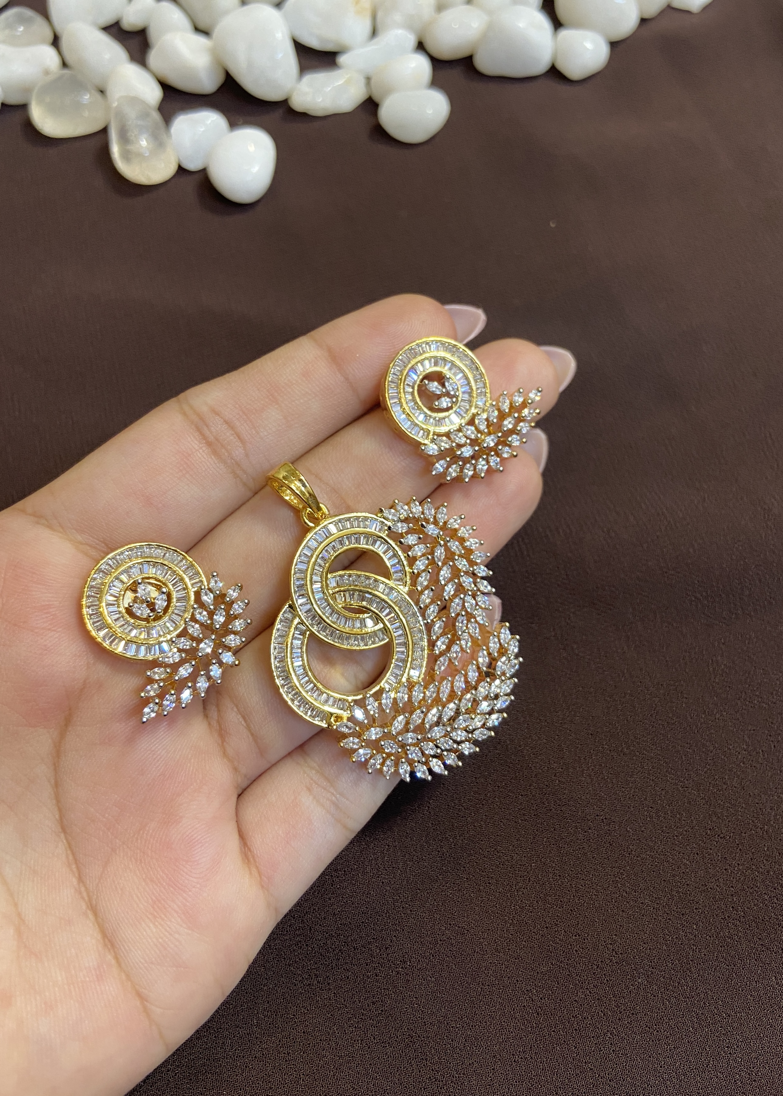 BUGGETS CIRCULAR MOTION DESIGN WITH LEAF LAYERS PENDANT SET