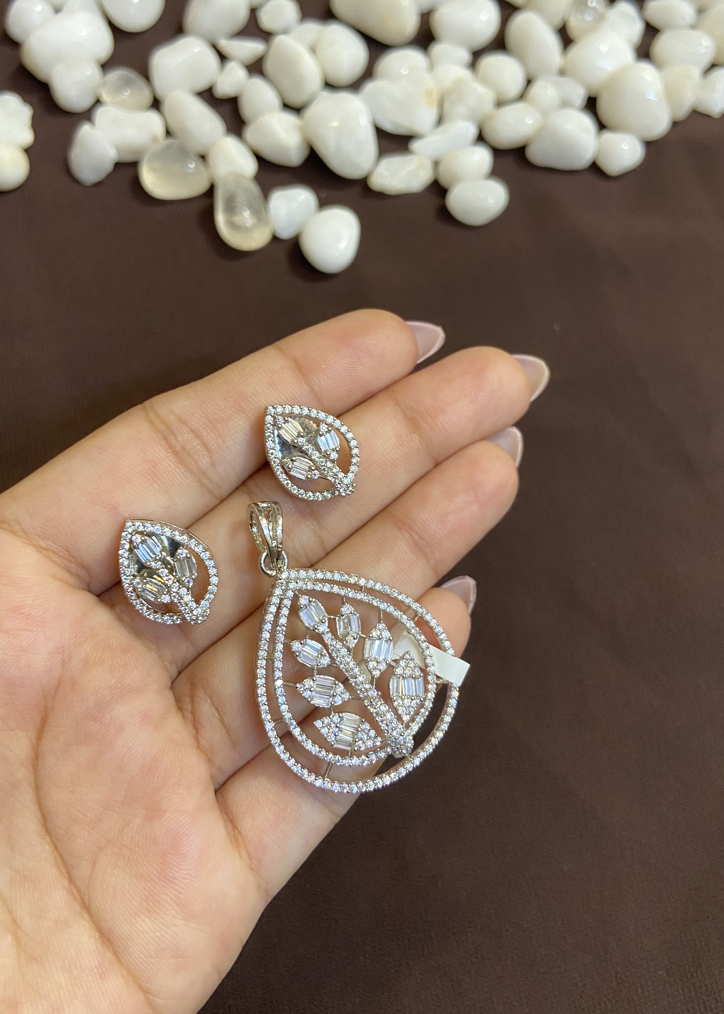 PEAR STONE CENTRE DIAMOND WITH SILVER CUT DESIGN PENDANT SET
