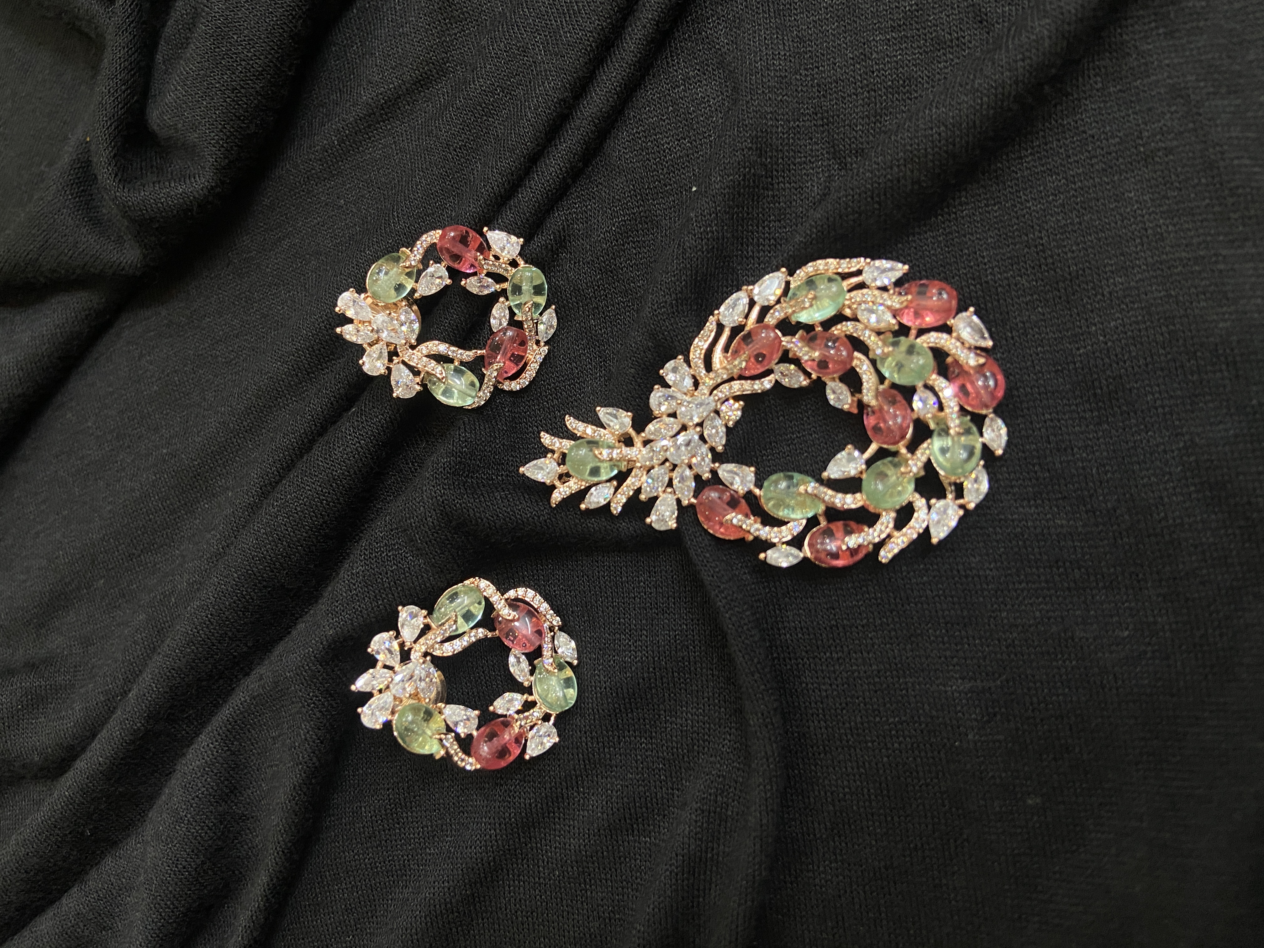 RED & GREEN BEADS WITH GOLDEN DIAMONDS PENDANT SET