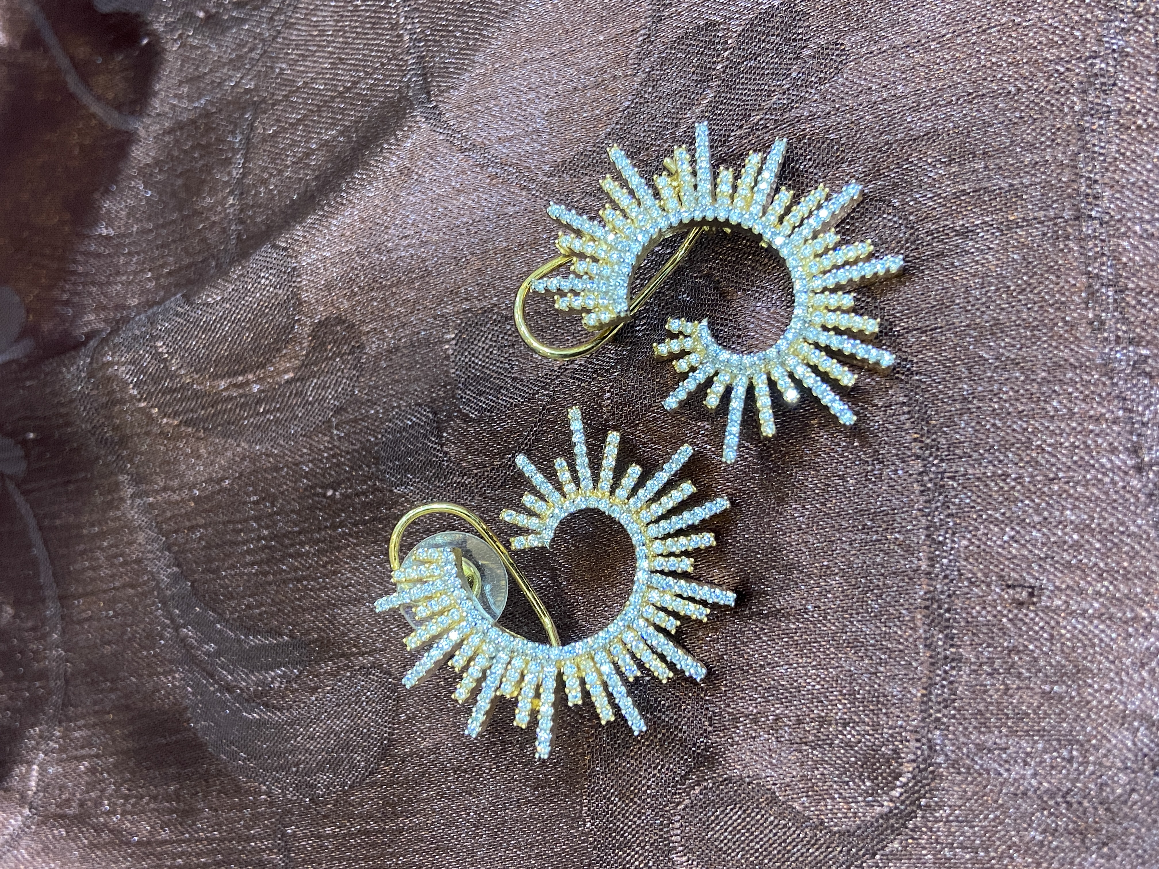 DIAMOND STRIKE LINE WITH WHITE & GOLD STONE TOPS