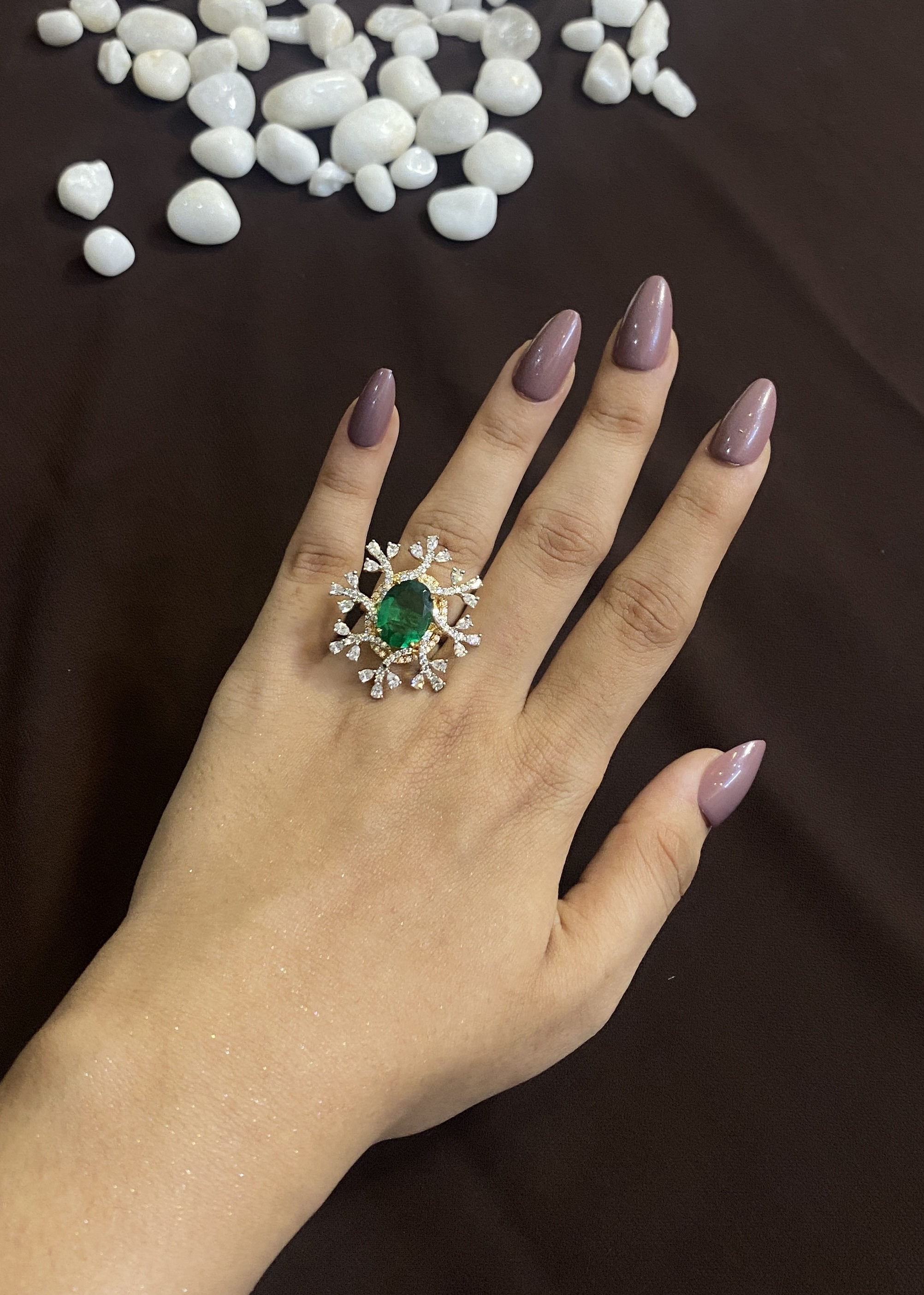 GREEN CENTRE STONE WITH LEAF CLUSTER DESIGN RING