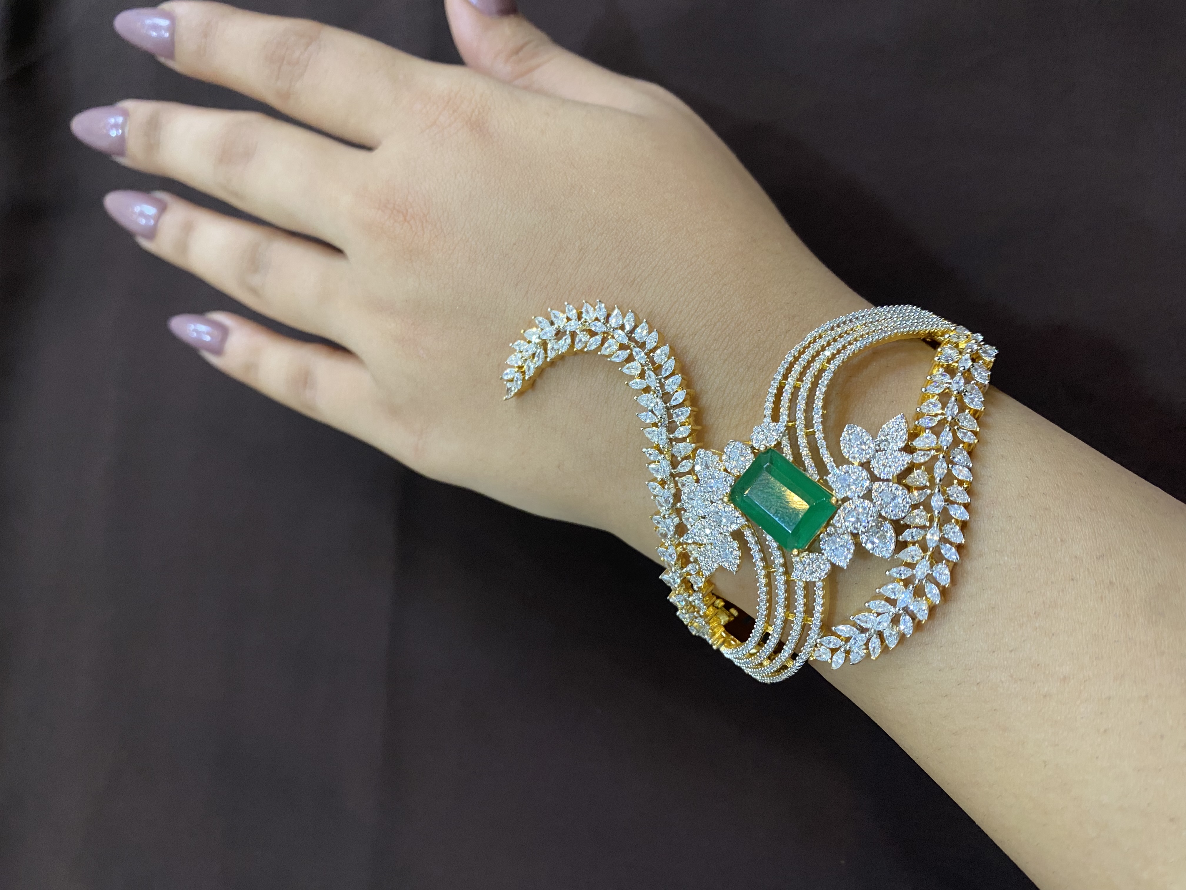 ELEGANT EMERALD GREEN STONE PEAR DIAMOND BRACELET