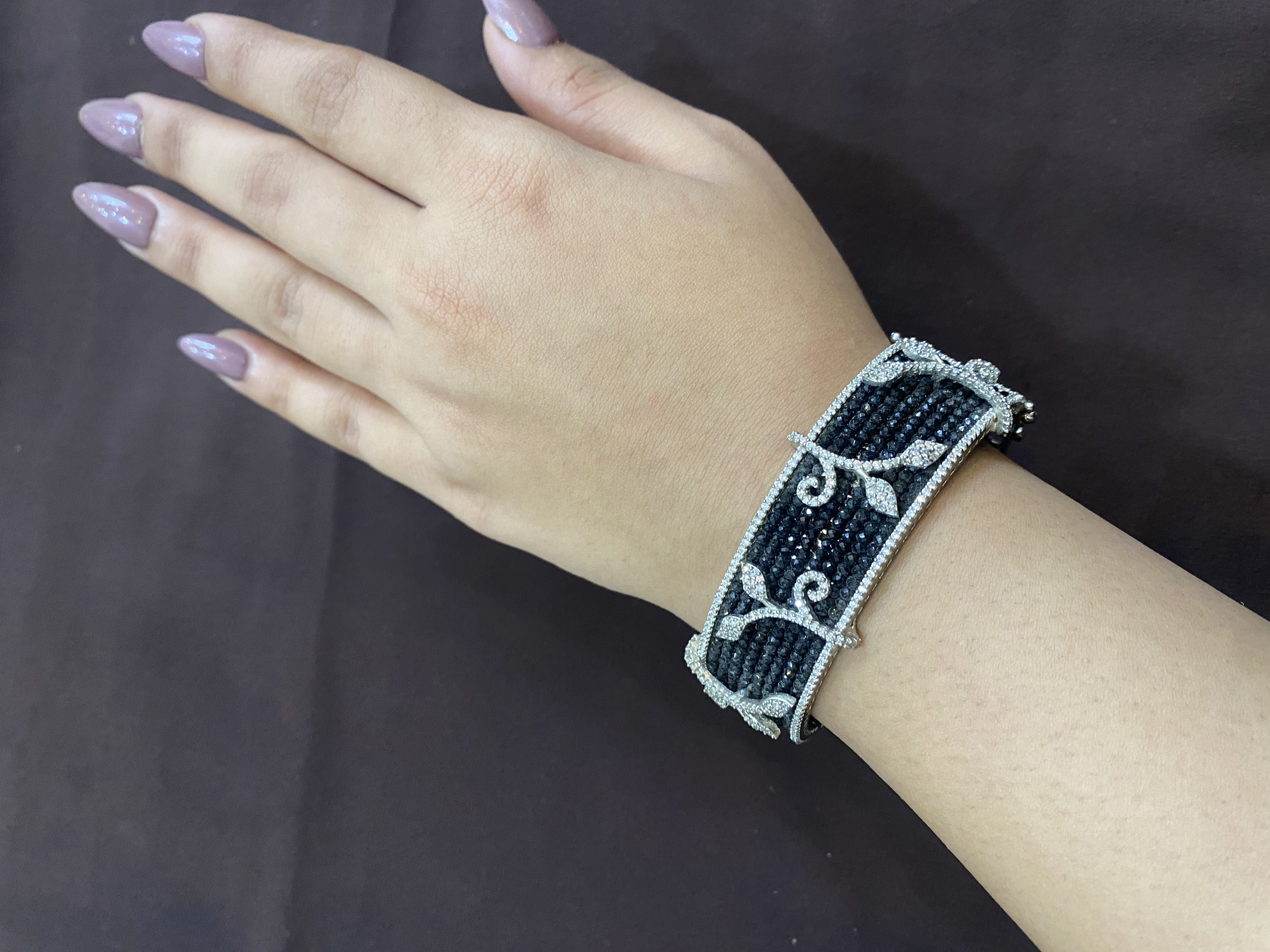 BLACK CRYSTAL LINE BRACELET WITH DIAMOND FLORAL DESIGN