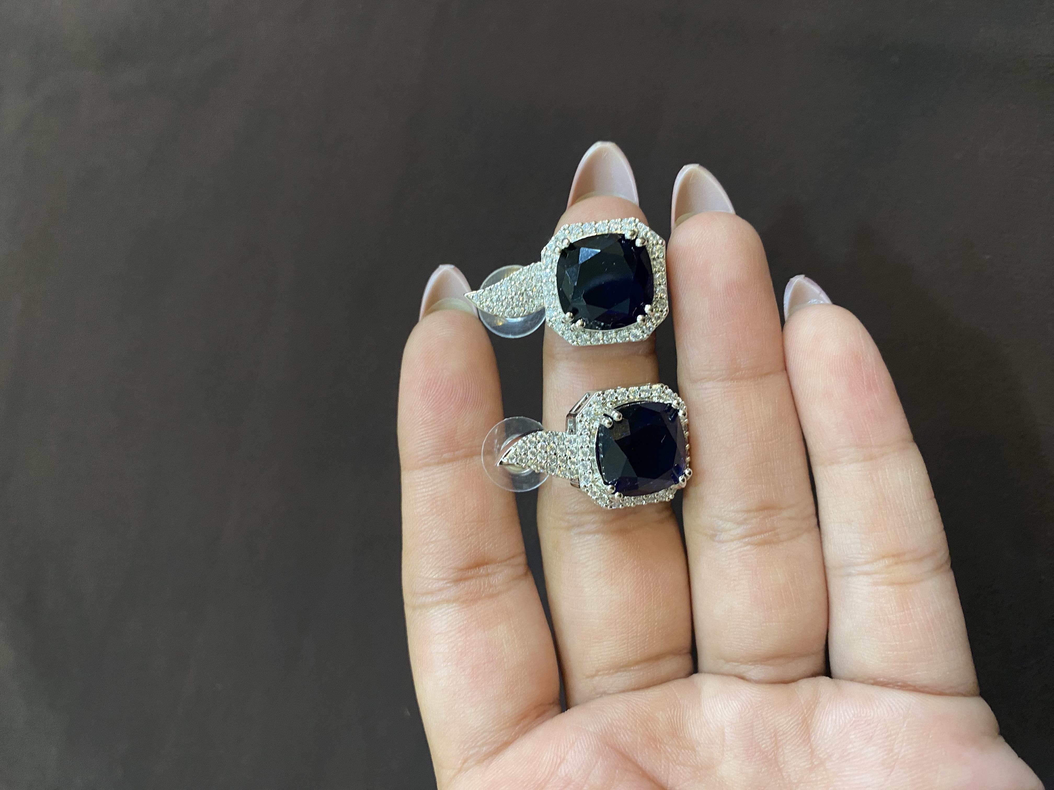 ELEGANT BLACK STONE TOPS WITH WHITE DIAMONDS
