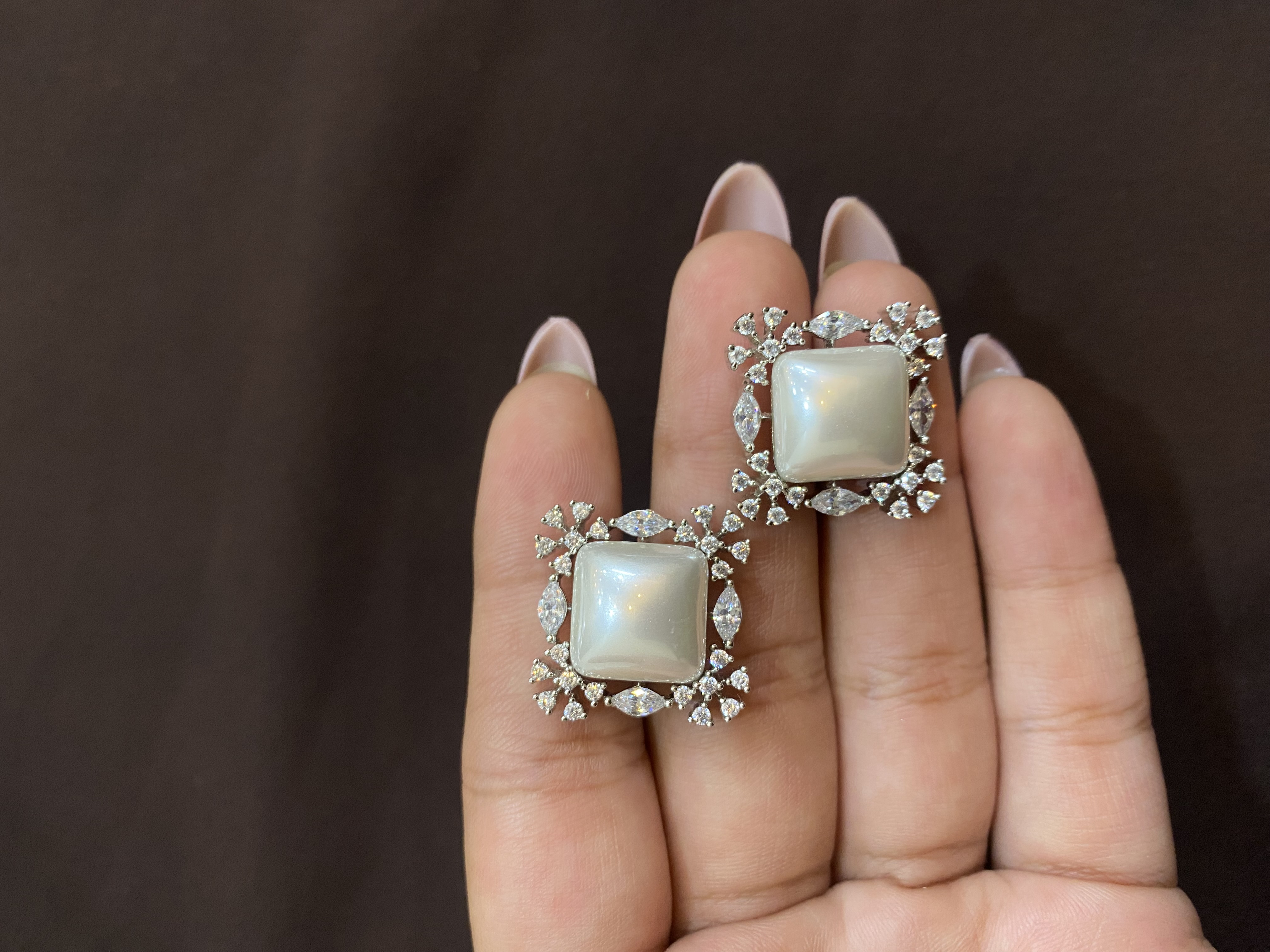 EXCLUSIVE MINIMAL DIAMOND SETTINGS WITH PEARL IN CENTRE TOPS