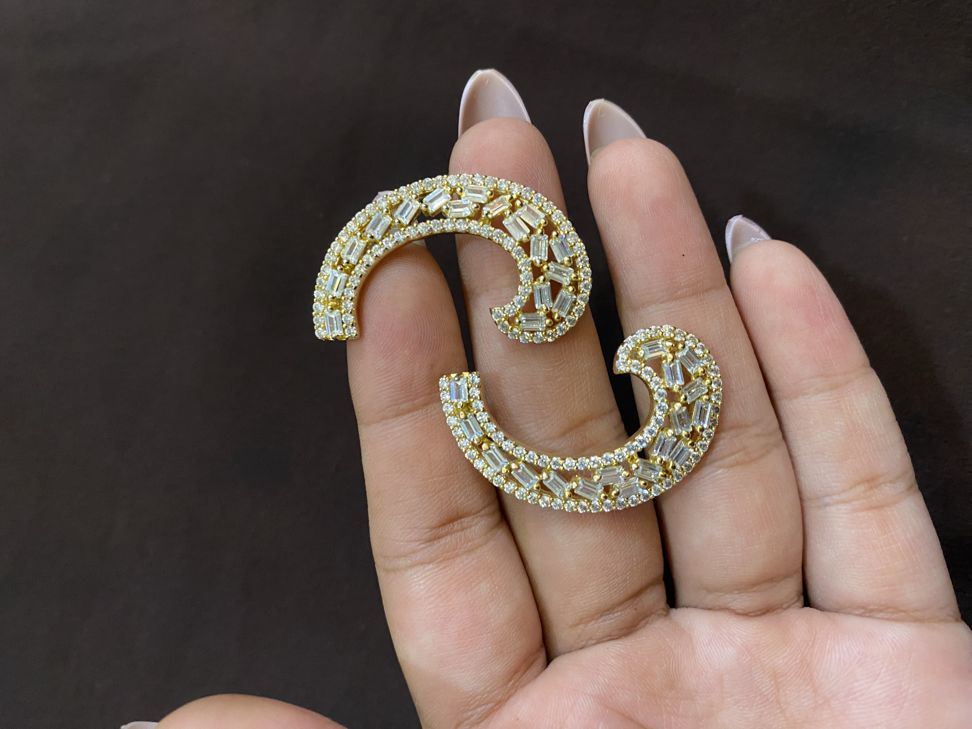 GOLD & WHITE DIAMONDS CURVE SHAPED TOPS