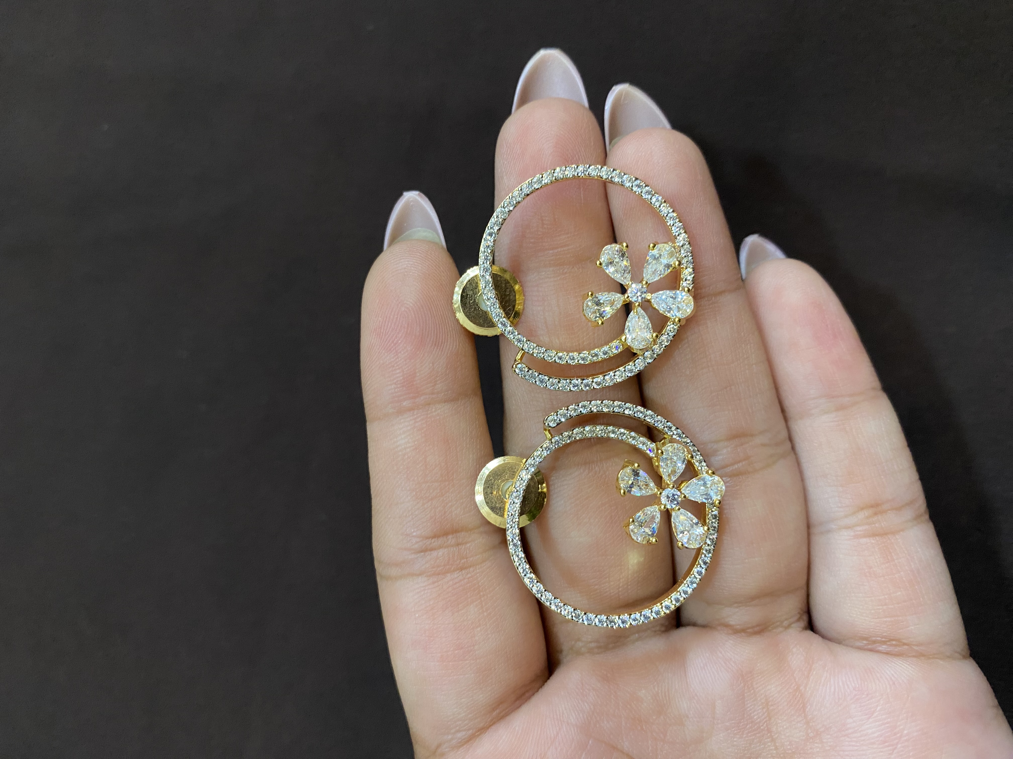ELEGANT & SIMPLE GOLD HOOPS WITH SINGLE FLOWER